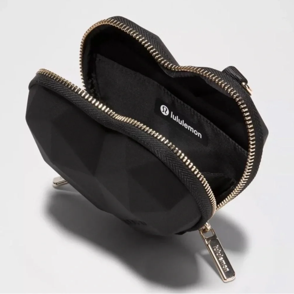 Lululemon Heart Wristlet NEW Black Gold Zipper Valentines Day 3D - Picture 3 of 5